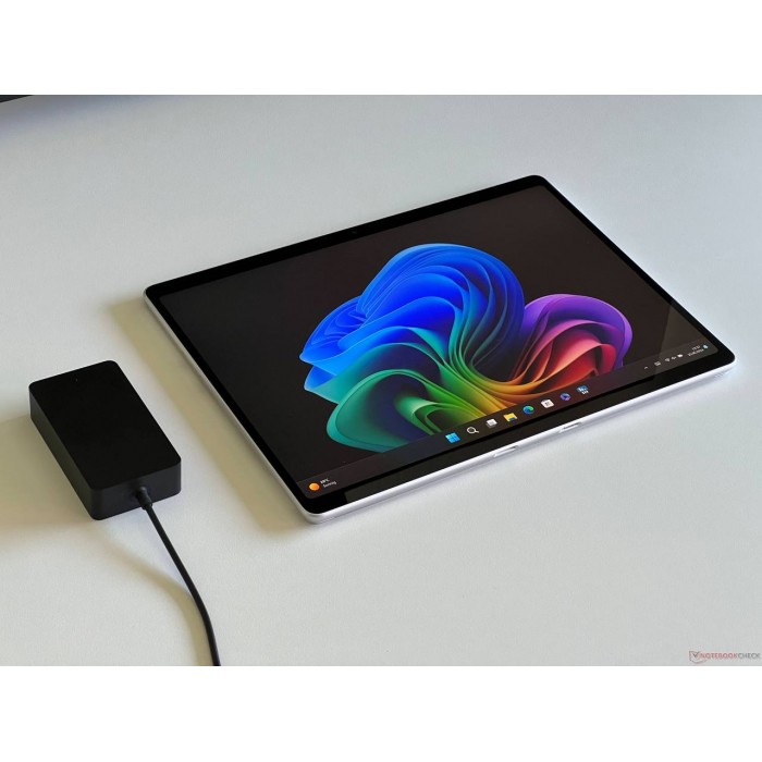 Microsoft Surface Pro 11 / Snapdragon X Plus / 16GB RAM/256SSD